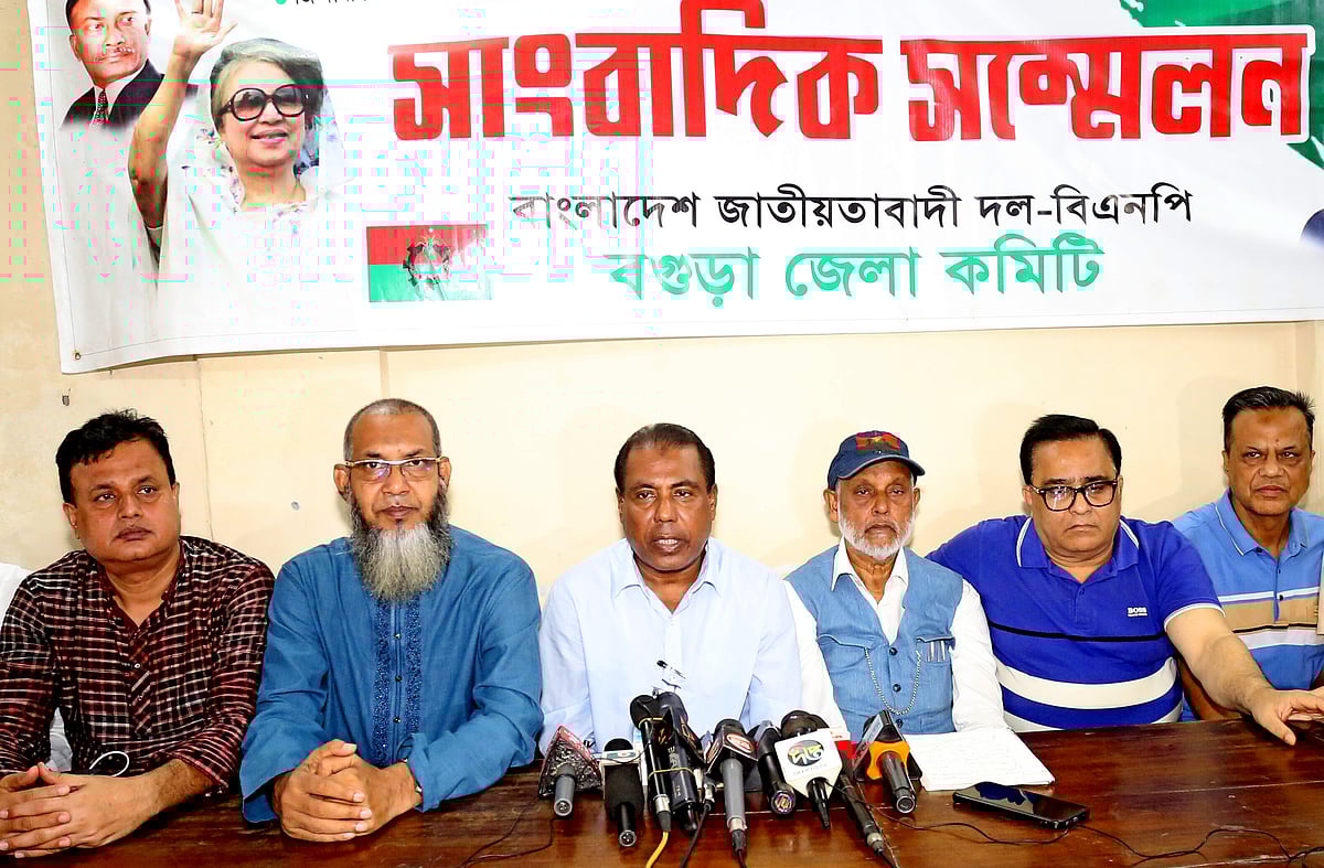 বগুড়া জেলা বিএনপির সংবাদ সম্মেলনে বক্তব্য দেন নেতারা। আজ বুধবার বগুড়া শহরের নওয়াববাড়ী সড়কের বিএনপির দলীয় কার্যালয়ে